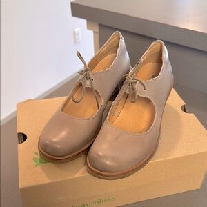 El Naturalista Iris Comfort Heels in Plume